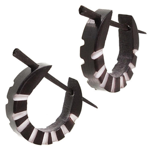 Horn Pin - Ohrringe schwarz 14 mm seitlich weiß Kerben Creolen Holz Pin handgeschnitzt - chic - net.de