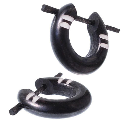 Horn Pin - Ohrringe schwarz 14 mm seitlich weiß zwei Kerben Creolen Holz Pin handgeschnitzt - chic - net.de