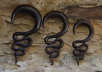 Cargar imagen en el visor de la galería, Holz Lobe Piercing Dehner dunkelbraun gewunden
