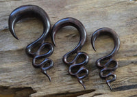 Cargar imagen en el visor de la galería, Holz Lobe Piercing Dehner dunkelbraun gewunden
