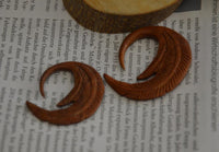 Load image into Gallery viewer, Holz Hook Ohr Piercing Sawoholz rotbraun Federn 4mm 6mm
