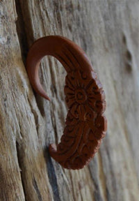 Load image into Gallery viewer, Holz Hook Ohr Piercing braun Feder Blume 6mm
