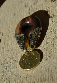 Load image into Gallery viewer, Ohrgewicht Brass Holz Schlüsselloch Dots 10mm Piercing
