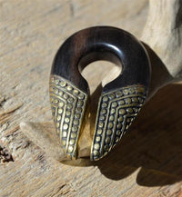 Load image into Gallery viewer, Ohrgewicht Brass Holz Schlüsselloch Dots 10mm Piercing
