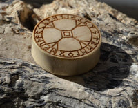 Load image into Gallery viewer, Flesh Plug Holz hell Runen Algiz Kreis double flared
