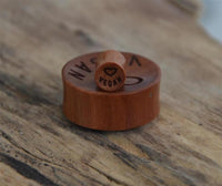 Load image into Gallery viewer, Flesh Plug Holz rotbraun Gravur Herz I Love Vegan
