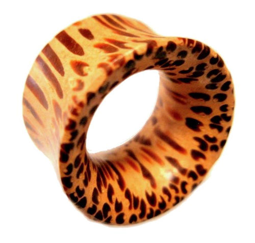 The Holz Flesh Tunnel Palmholz braun Punkte double flared features a light brown base with dark brown spotted natural grain patterns—ideal for organic piercing fans, shown on a white background.