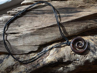 Load image into Gallery viewer, Surferkette Narraholz Halskette Spirale verstellbar dunkel
