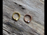 Cargar imagen en el visor de la galería, Klapp Segment Ring Piercing gold rotgold Opal weiß - chic - net.de
