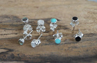 Load image into Gallery viewer, Kleine Ohrstecker 925 Silber Stein Muschel rund 3mm - chic - net.de
