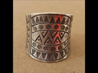 Load image into Gallery viewer, Massiver Silberring aus 925er Sterling Silber Thailandische Bergstämme Karen Stil Muster schwarz - chic - net.de
