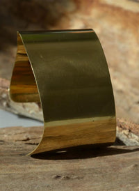 Load image into Gallery viewer, Messing Armreif antik gold Welle breit offen 46mm - chic - net.de
