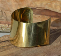 Load image into Gallery viewer, Messing Armreif antik gold Welle breit offen 46mm - chic - net.de
