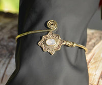 Load image into Gallery viewer, Messing Armreif antik golden Mondstein Maserung Schnörkel Herzen verstellbar - chic - net.de
