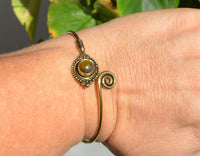 Load image into Gallery viewer, Messing Armreif antik goldenTigerauge Maserung rund Kugeln verstellbar - chic - net.de
