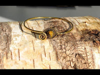 Load image into Gallery viewer, Messing Armreif antik goldenTigerauge Maserung rund Kugeln verstellbar - chic - net.de
