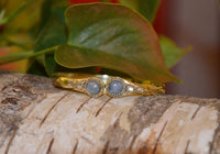 Cargar imagen en el visor de la galería, Messing Armreif golden Labradorit rund Blume Zopfrand nickelfrei verstellbar antik Tribal Schmuck - chic - net.de
