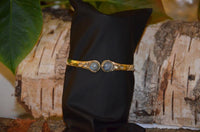 Cargar imagen en el visor de la galería, Messing Armreif golden Labradorit rund Blume Zopfrand nickelfrei verstellbar antik Tribal Schmuck - chic - net.de
