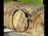 Cargar imagen en el visor de la galería, Messing Armreif golden Tigerauge rund Dreieck Zopfrand nickelfrei verstellbar antik Tribal Schmuck - chic - net.de
