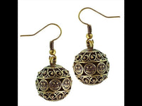 Load image into Gallery viewer, Messing Ohrringe golden Kugel gemustert Punkte Spirale Smiley Hohlkörper - chic - net.de
