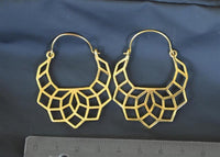 Load image into Gallery viewer, Messing Ohrringe halbe Blume filigran Messingbügel Verschluss antik golden Tribal Ohrhänger - chic - net.de
