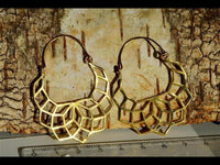 Load image into Gallery viewer, Messing Ohrringe halbe Blume filigran Messingbügel Verschluss antik golden Tribal Ohrhänger - chic - net.de
