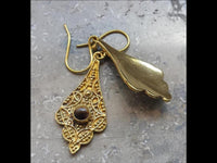 Load image into Gallery viewer, Messing Ohrringe Tigerauge Stein braun gold lang wellig - chic - net.de
