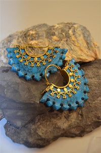 Load image into Gallery viewer, Messing Ohrringe Türkis Stein gold Bogen Pfeile 50mm - chic - net.de
