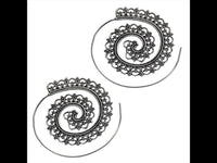 Load image into Gallery viewer, Messingohrringe versilbert Spiralen Herzen Punkte Ornamente 925 sterling Silber - chic - net.de
