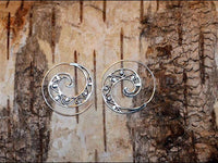 Load image into Gallery viewer, Messingohrringe versilbert Spiralen Linien S - Form Ornament 925 sterling Silber - chic - net.de
