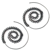 Load image into Gallery viewer, Messingohrringe versilbert Spiralen Punkte Muster oxidiert 925 sterling Silber - chic - net.de
