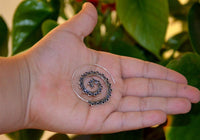 Cargar imagen en el visor de la galería, Messingohrringe versilbert Spiralen Tropfen - Formen Punkte Ornament 925 sterling Silber - chic - net.de
