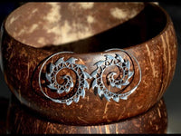 Load image into Gallery viewer, Messingohrringe versilbert Spiralen Zacken Dreiecke Muster 925 sterling Silber - chic - net.de
