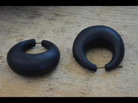 Load image into Gallery viewer, Narra Holz Pin Ohrringe Creolen Kreise dick handgeschnitzt schwarz 45 mm - chic - net.de
