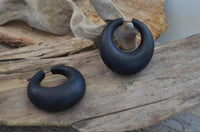 Load image into Gallery viewer, Narra Holz Pin Ohrringe Creolen Kreise dick handgeschnitzt schwarz 45 mm - chic - net.de

