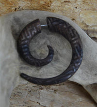 Load image into Gallery viewer, Fake Piercing Ohrring Spirale Holz dunkel Labyrinth
