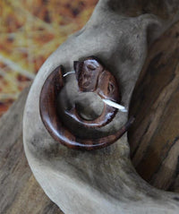 Load image into Gallery viewer, Fake Piercing Ohrring Holz Bone Elefant Spirale
