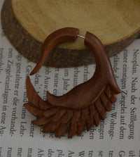 Load image into Gallery viewer, Fake Piercing Ohrring Holz Hook Schwan rotbraun
