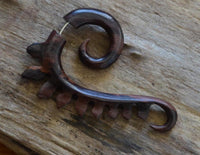 Load image into Gallery viewer, Fake Piercing Ohrring Holz Hook Spirale Drachenrücken
