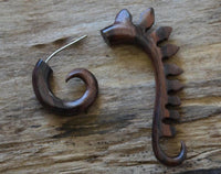 Load image into Gallery viewer, Fake Piercing Ohrring Holz Hook Spirale Drachenrücken

