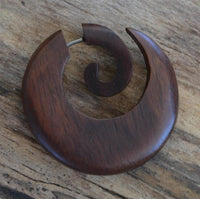 Load image into Gallery viewer, Fake Piercing Ohrring Narra Holz Spirale breiter werdend
