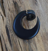 Load image into Gallery viewer, Fake Piercing Ohrring Narra Holz Spirale breiter werdend
