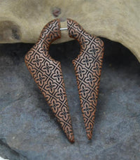 Load image into Gallery viewer, Javanisches Batik Fake Piercing Narra-Holz Ohrring 1mm
