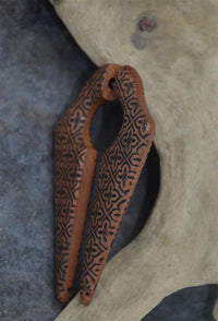 Load image into Gallery viewer, Javanisches Batik Fake Piercing Narra-Holz Ohrring 1mm
