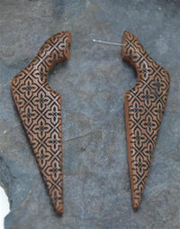 Load image into Gallery viewer, Javanisches Batik Fake Piercing Narra-Holz Ohrring 1mm
