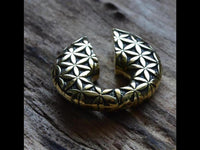 Load image into Gallery viewer, Ohrgewicht Brass 12mm Blume des Lebens Schlüsselloch - chic - net.de
