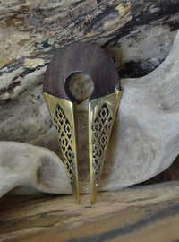 Load image into Gallery viewer, Ohrgewicht Brass Holz 12mm Pfeil Karo Stanz Muster - chic - net.de
