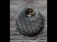 Load image into Gallery viewer, Ohrgewicht Brass Piercing 4mm Blume des Lebens Spirale - chic - net.de
