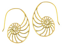 Cargar imagen en el visor de la galería, Ohrhänger oval Schneckenmuschel gewölbt Messing antik golden Tribal Ohrringe gestanzt - chic - net.de
