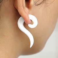 Cargar imagen en el visor de la galería, Ohrring Holz Fake Piercing - Weiße Lange Spirale aus Edelstahl - chic - net.de
